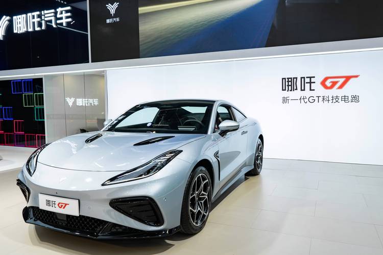 深圳104哪吒汽车在智能汽车领域的表现，领途汽车在新能源汽车市场中的影响力